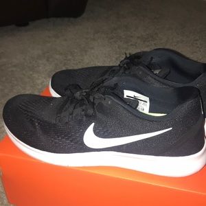 Nike free tennis shoes